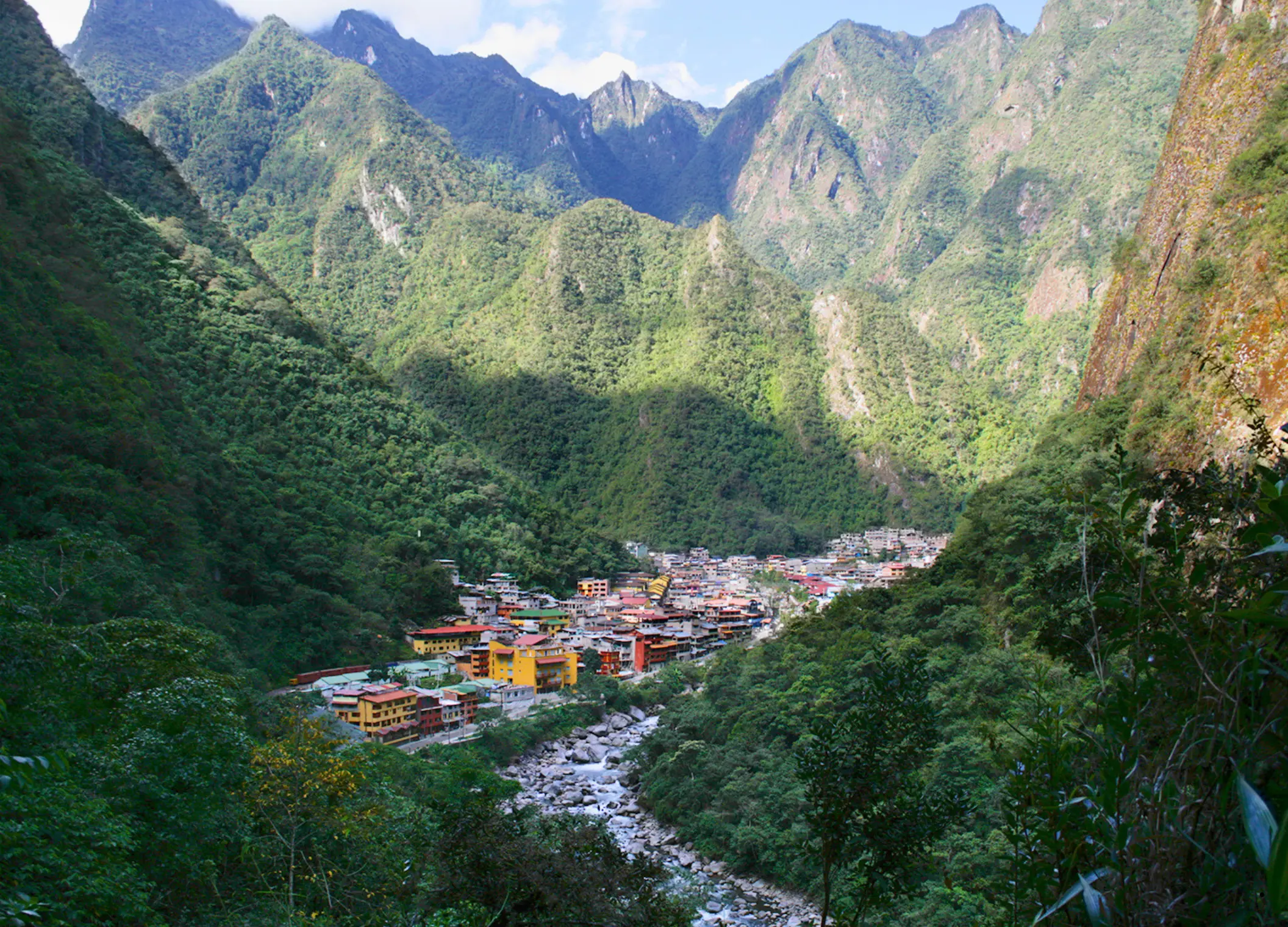 Descubre Aguas Calientes: la puerta de entrada a Machu Picchu