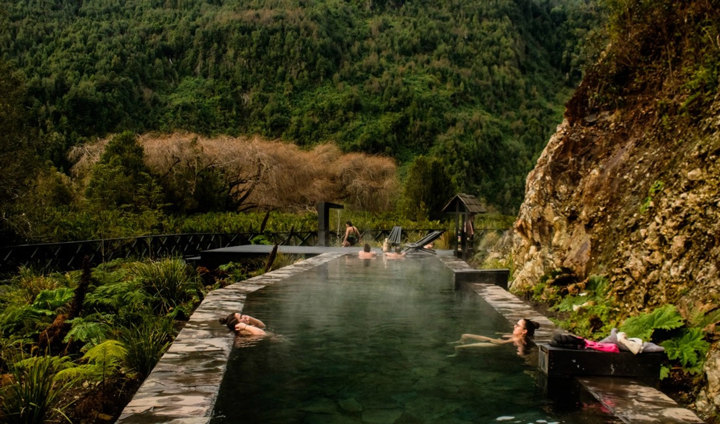 Excursión a termas del sol y Cochamó: relájate en la Patagonia verde