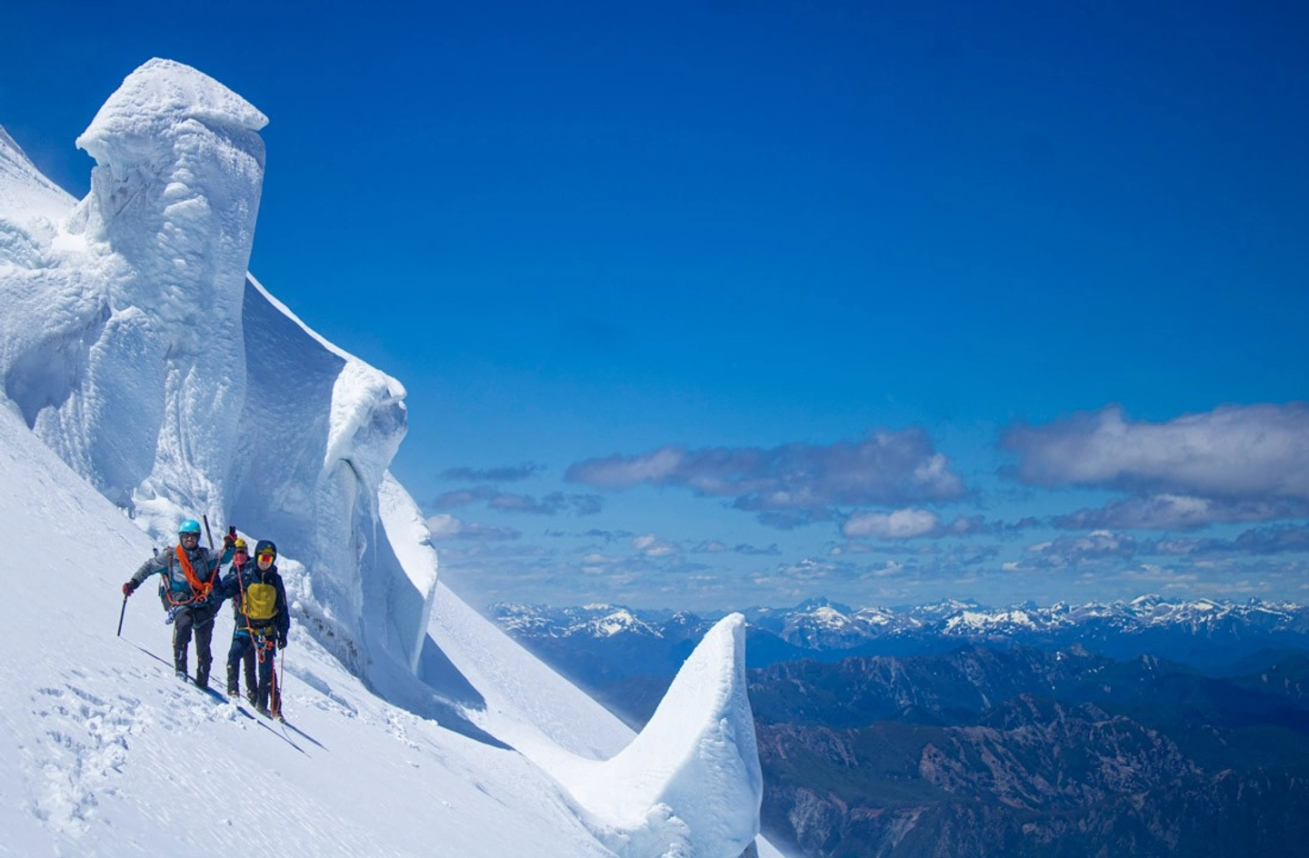 Aventura en el Volcán Osorno: Trekking hacia el Glaciar y sus Formaciones de Hielo