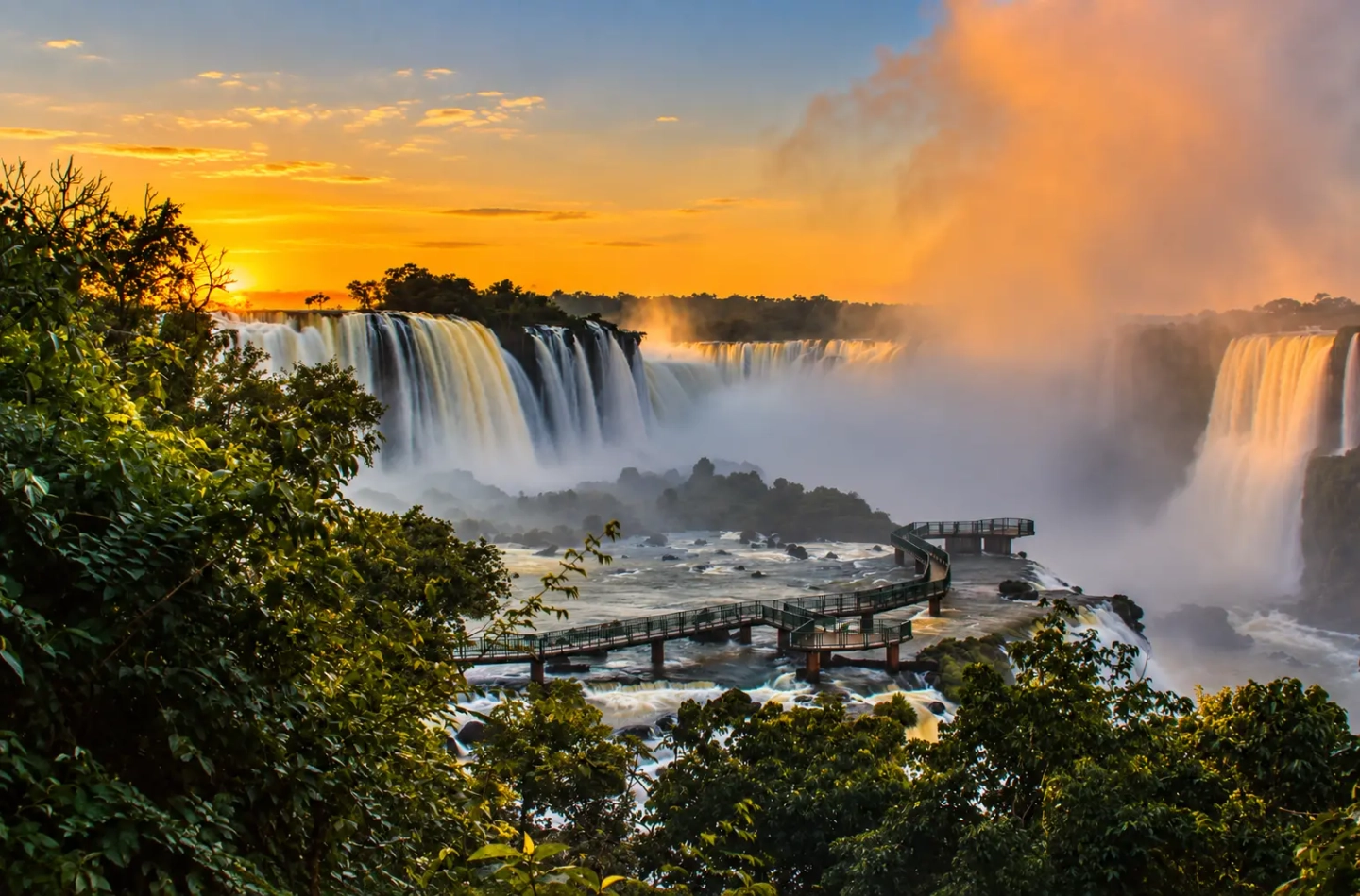 Amanecer en las Cataratas Brasileñas