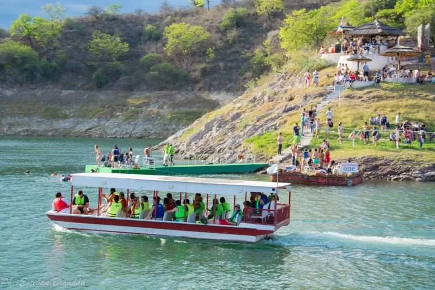 Navegación por las islas del Dique Cabra Corral