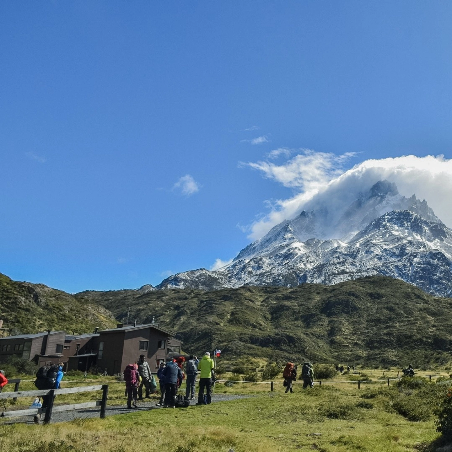 Trekking Base Torres desde Puerto Natales: Aventura Icónica en Torres del Paine