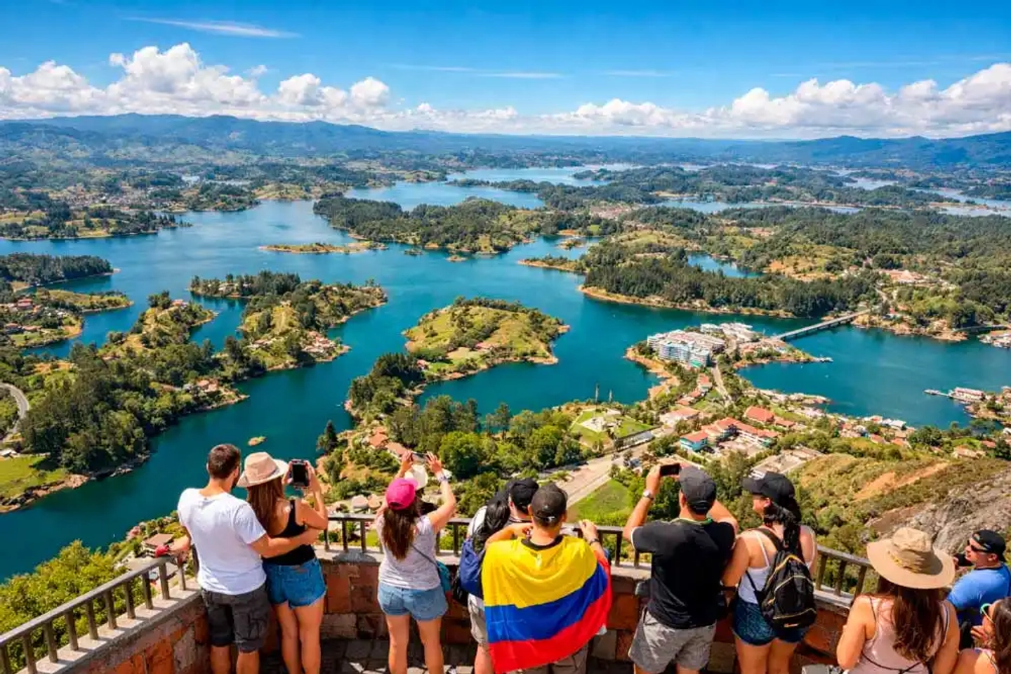 Tour a Guatapé con Crucero Rumbero y Almuerzo Típico desde Medellín