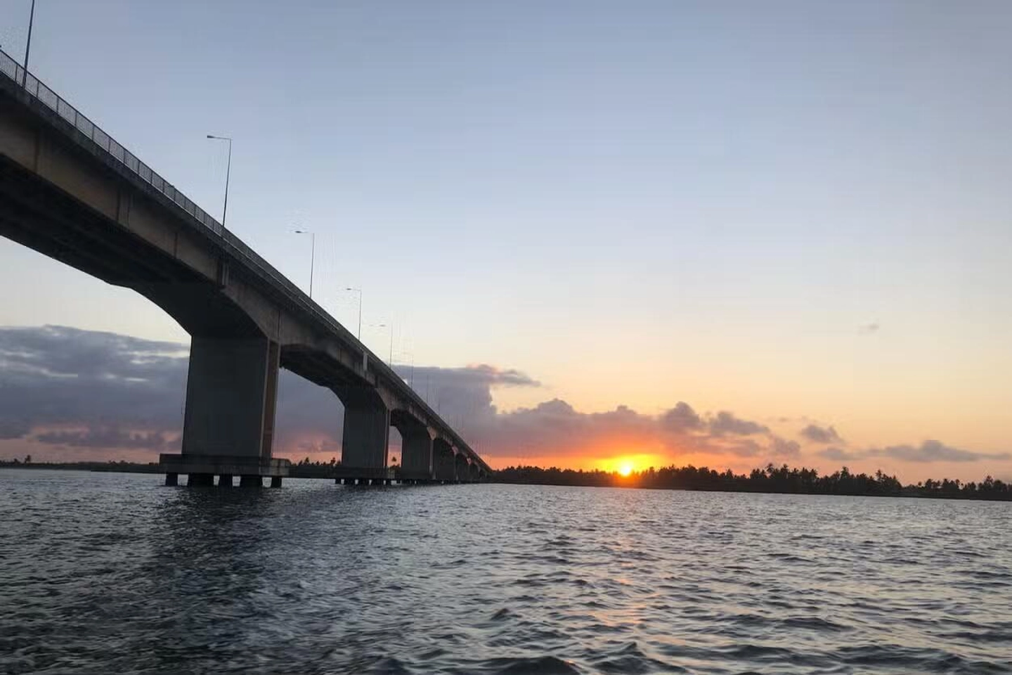 "PÔR DO SOL NA PRAINHA COM CROA DO GORÉ E ILHA DOS NAMORADOS (em LANCHA)"
