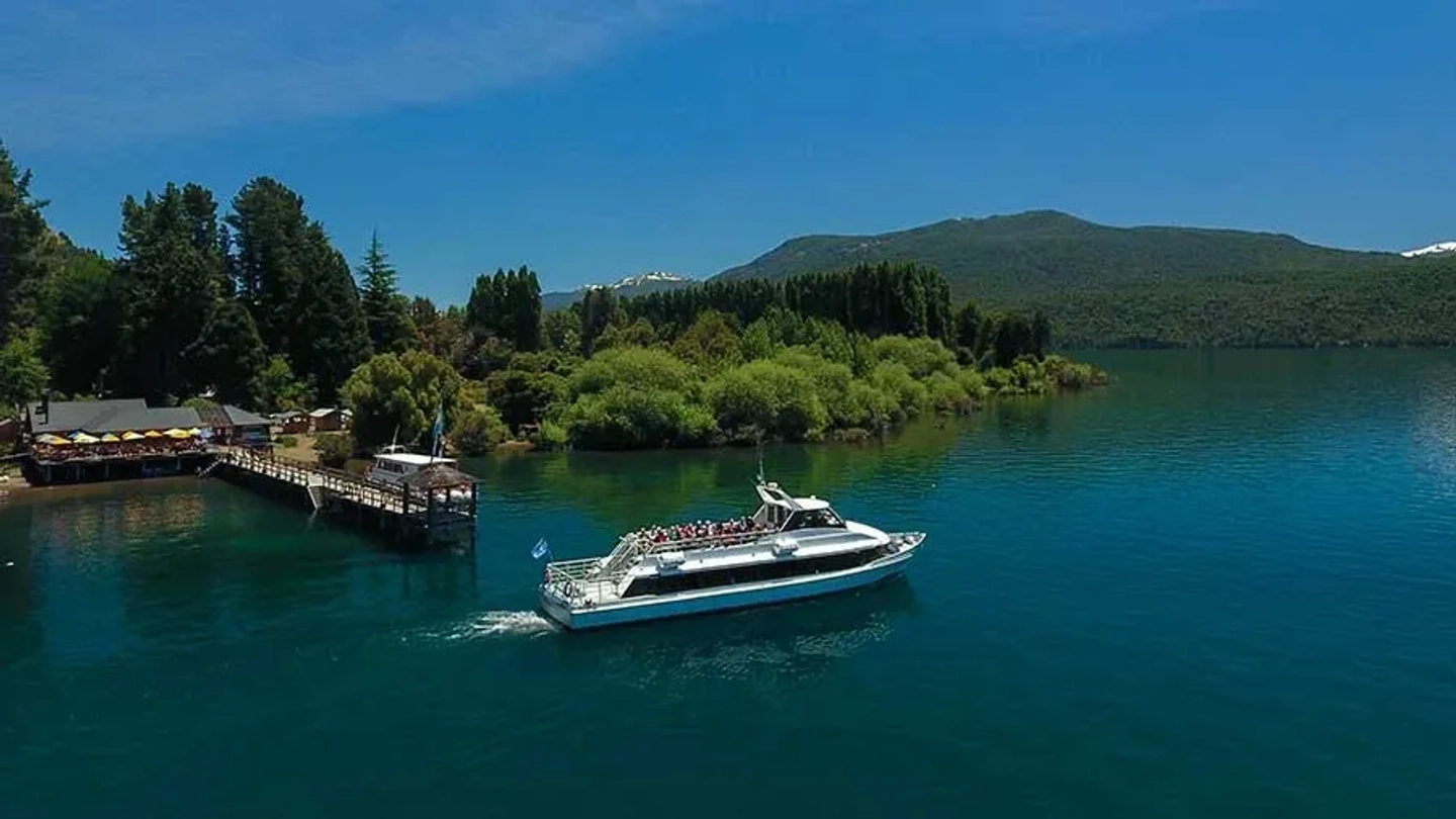 Excursión Lacustre en Barco a Quila Quina