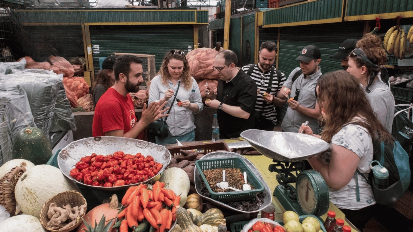 Tour de frutas exóticas en mercado tradicional de Medellín