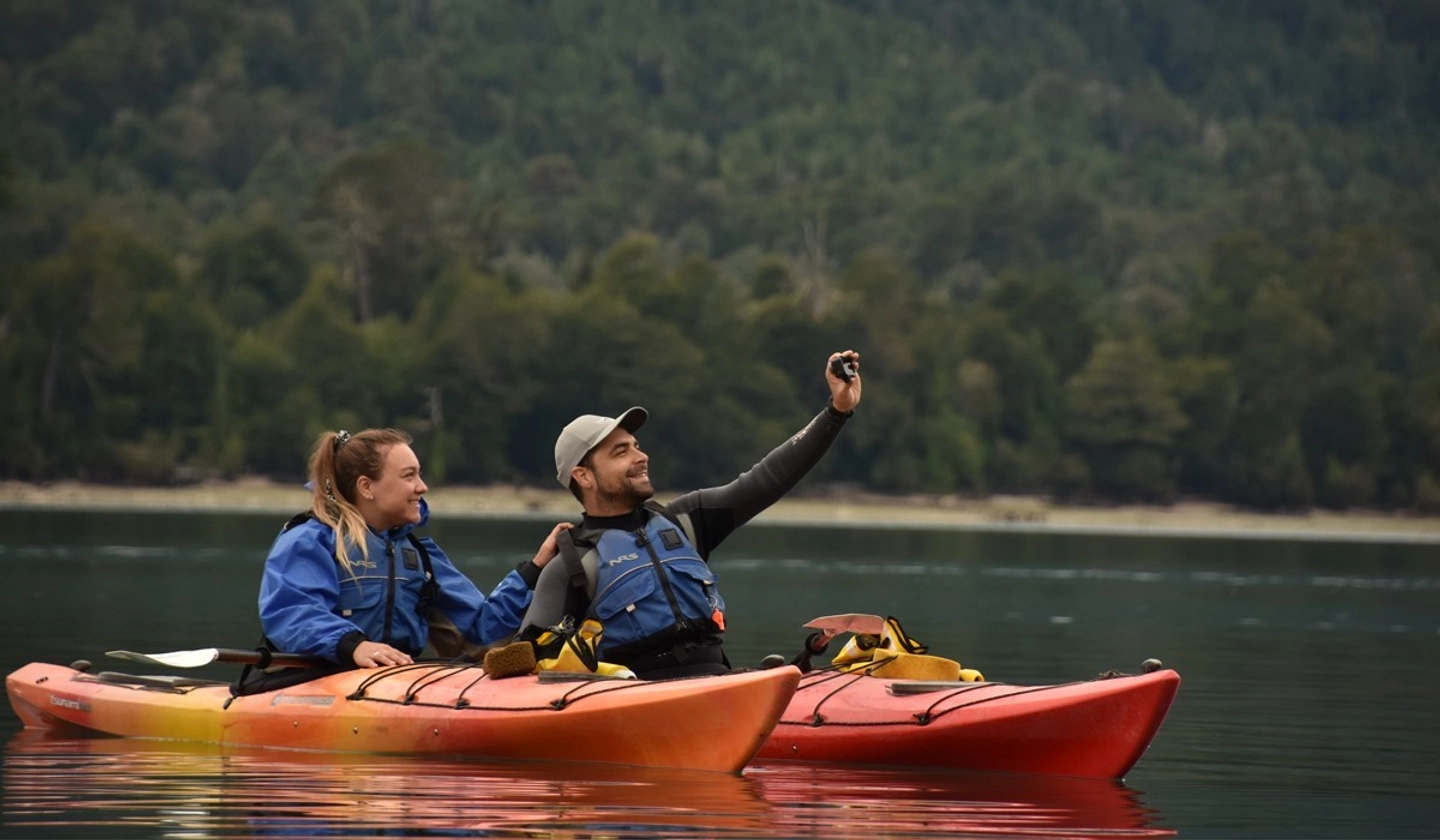 Aventura en Kayak por el Lago Rosselot y Cascada Escondida