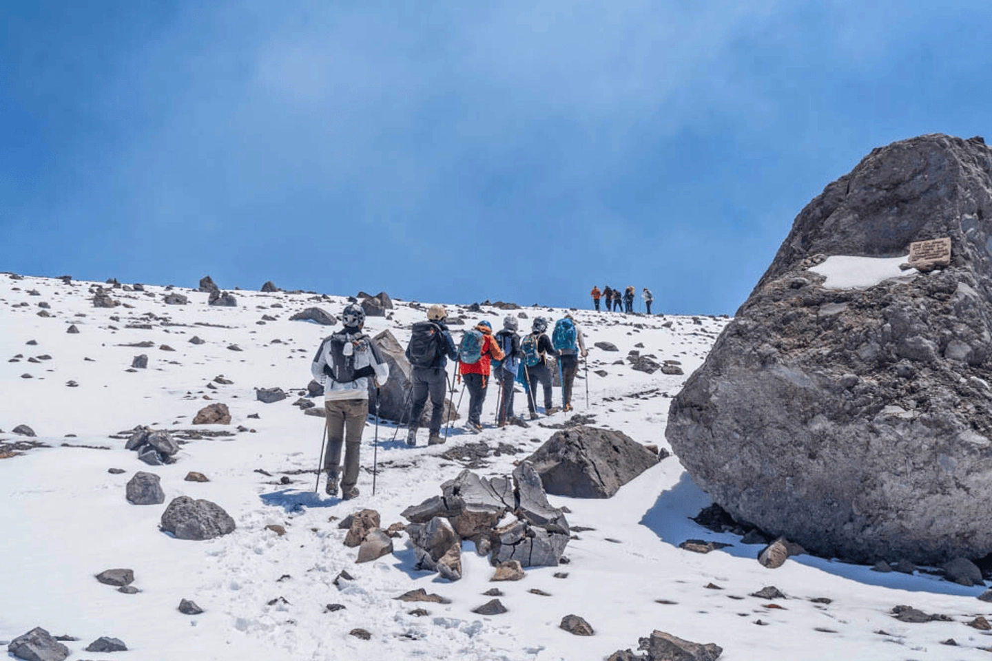 Trekking al Volcán Láscar: Aventura Activa en San Pedro de Atacama