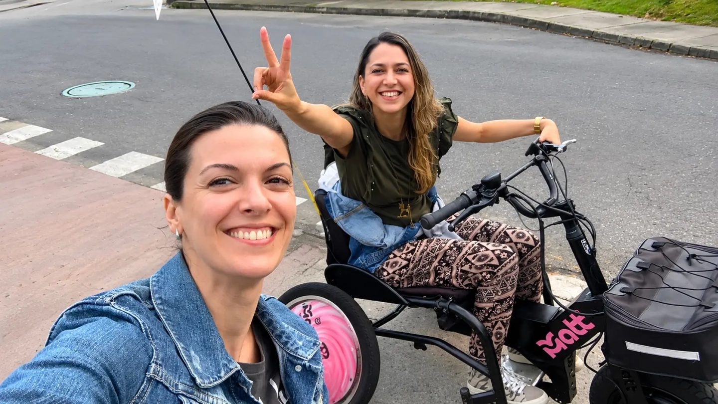 Alquiler de Triciclo eléctrico con guía en tour personalizado en Medellín