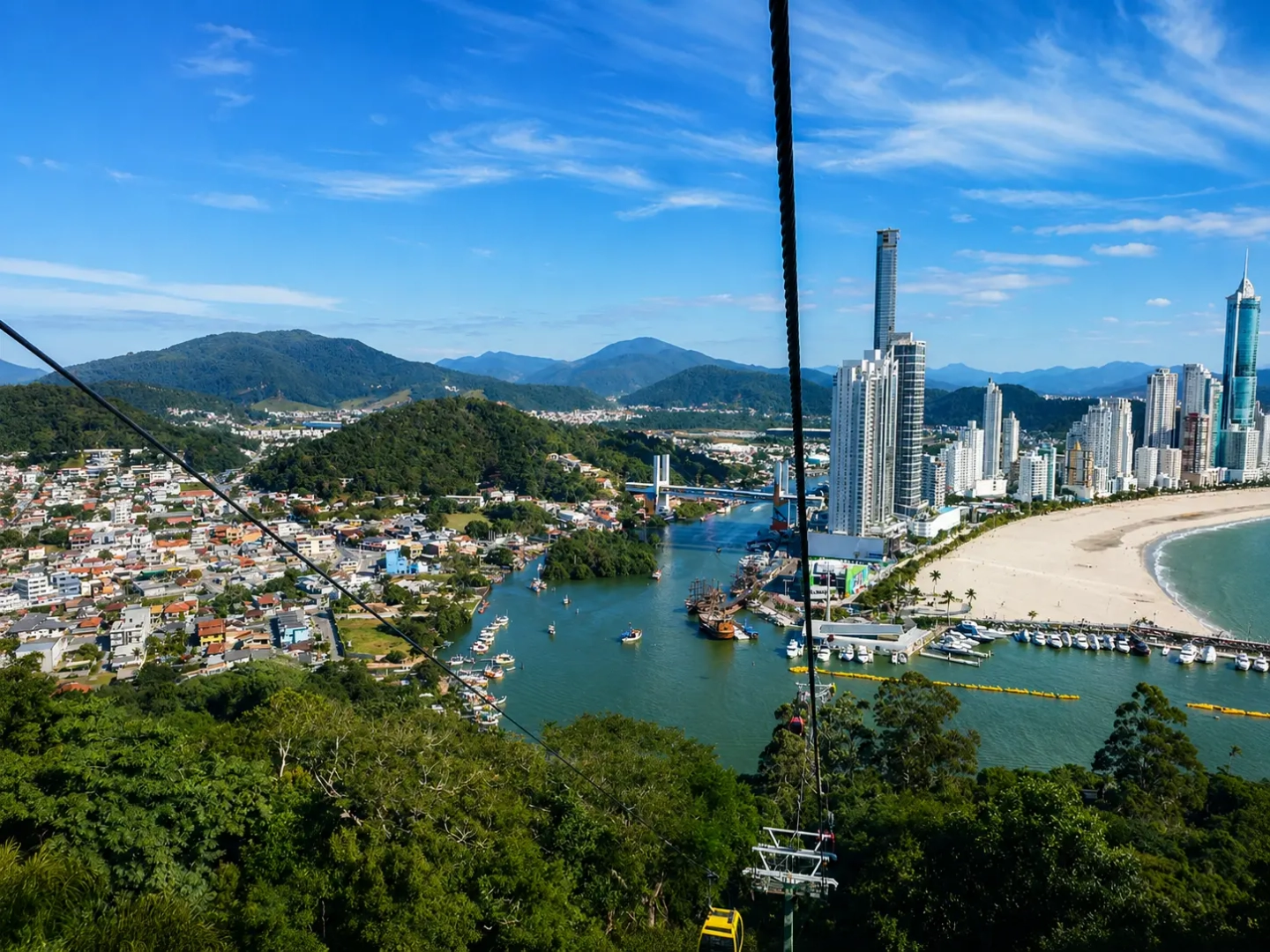 Tour a Balneário Camboriú, Unipraias y Laranjeiras desde Florianópolis