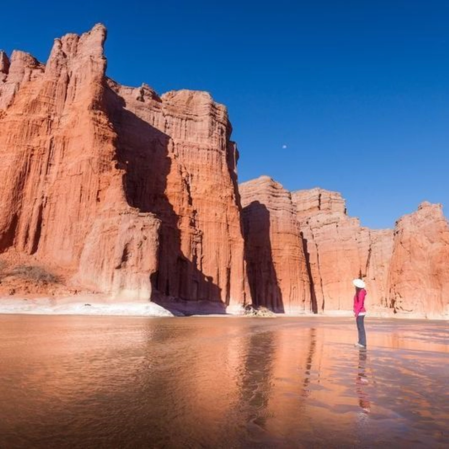 Al tratarse de un desafío de exploración activa en un entorno semiárido, se sugiere a los participantes asistir con calzado deportivo cómodo con buen agarre para las caminatas sobre roca y arena, ropa ligera, un abrigo liviano para las zonas de sombra, gafas de sol, sombrero y agua para mantenerse hidratados.