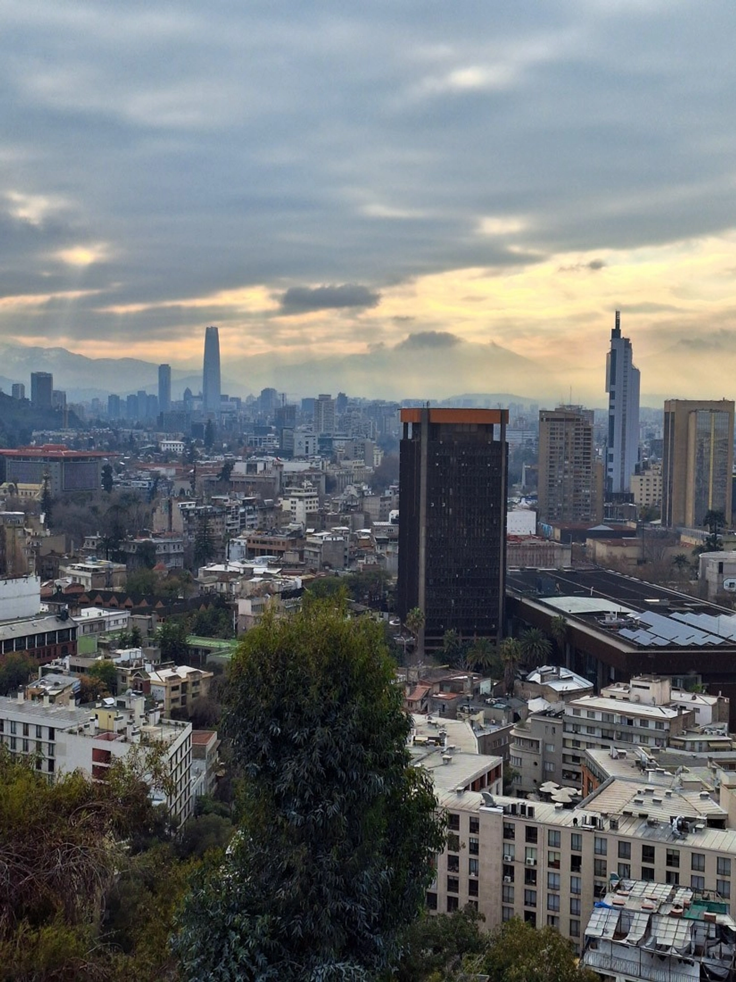 Tour por Santiago: Historia, Arquitectura y Vino