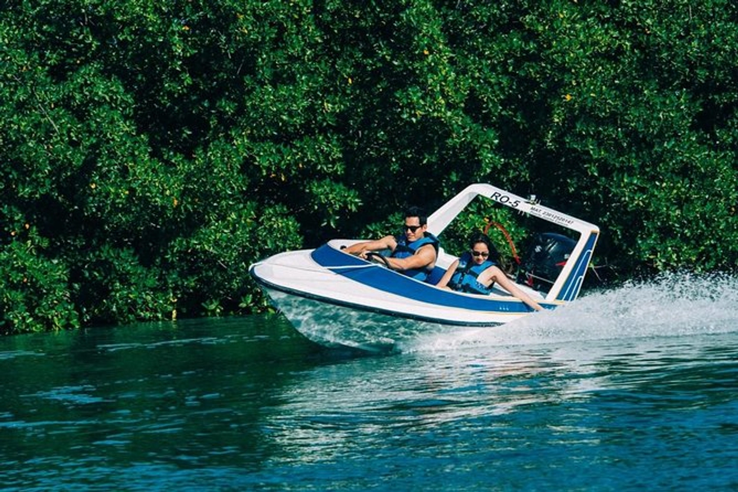 Speedboat and snorkeling tour with transportation (Cancun area only)