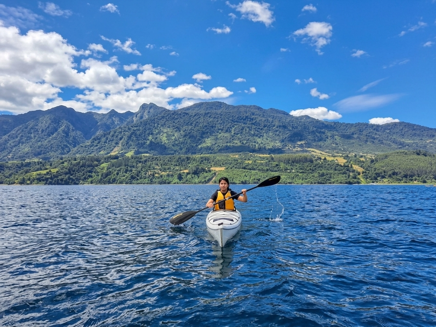 Aventura en Kayak por el Fiordo Reloncaví: Descubre la Patagonia desde el Agua