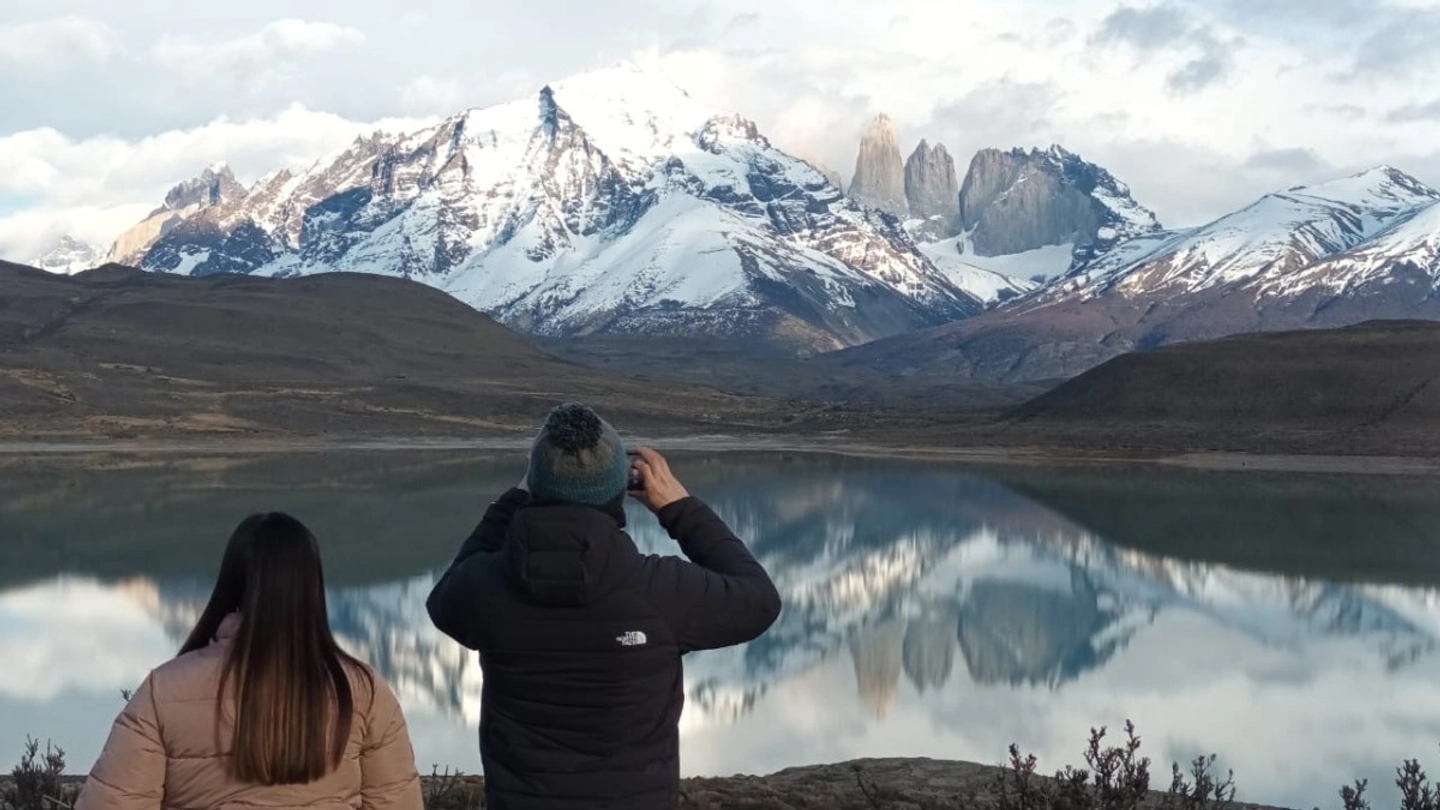 Full Day Torres del Paine y Cueva del Milodón desde Punta Arenas: Naturaleza Única