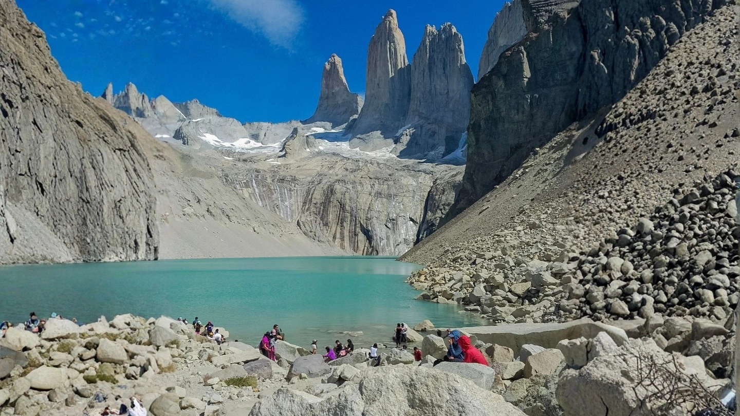 Trekking Base Torres Privado desde Puerto Natales: Experiencia Exclusiva en Torres del Paine
