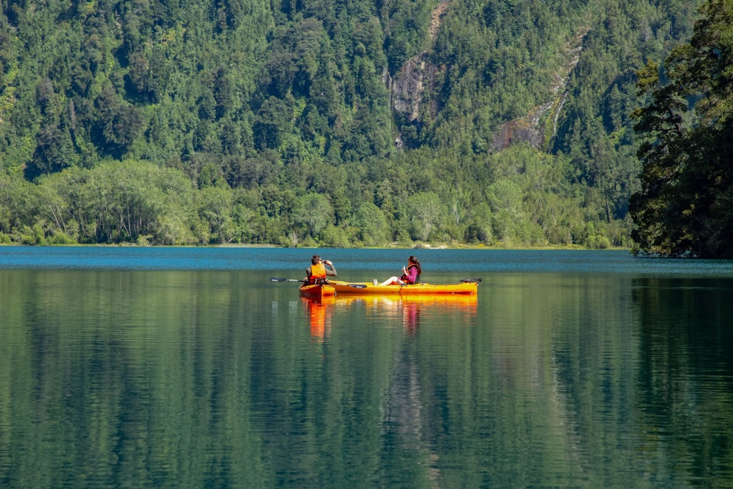 Kayak entre Montañas: La Magia de la Laguna Pichi, Parque Futangue