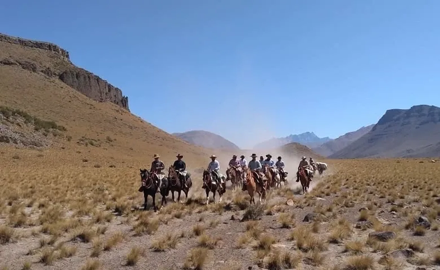 Cabalgata a los Cuatro Hitos y Volcán Descabezado
