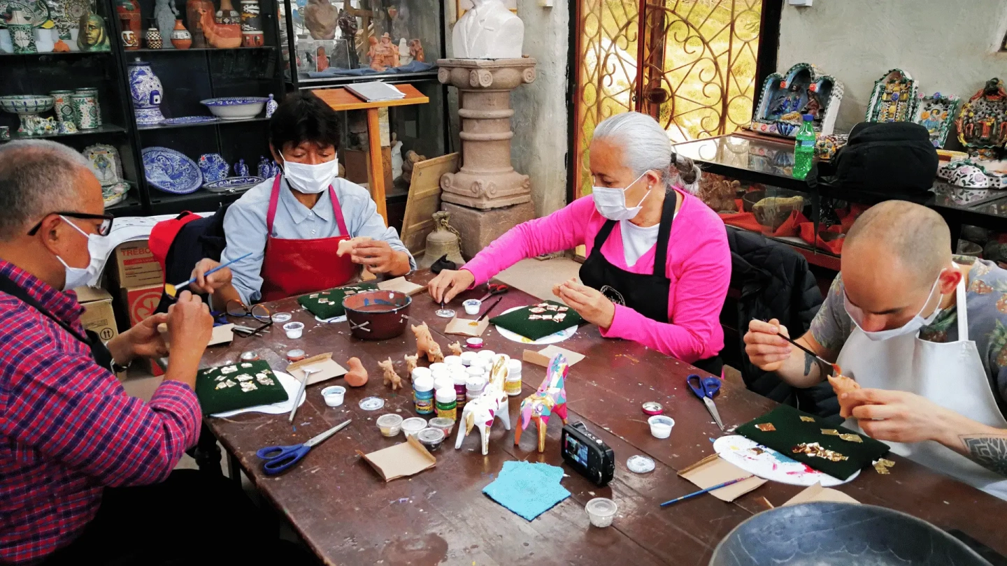 Taller de cerámica vidriada y dorado cusqueño