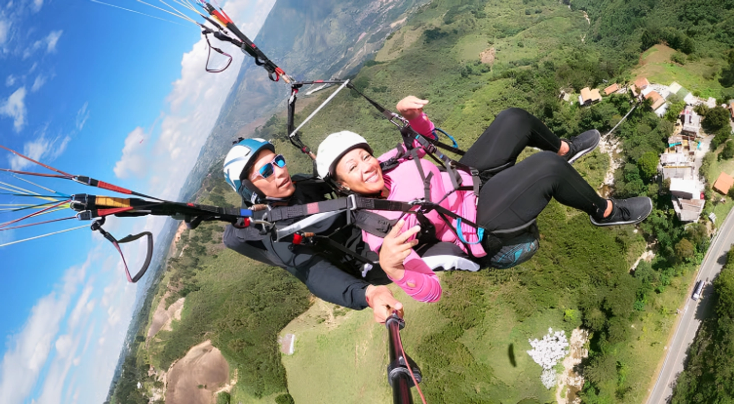 Vuelo en parapente sobre Medellín con fotos y video GoPro