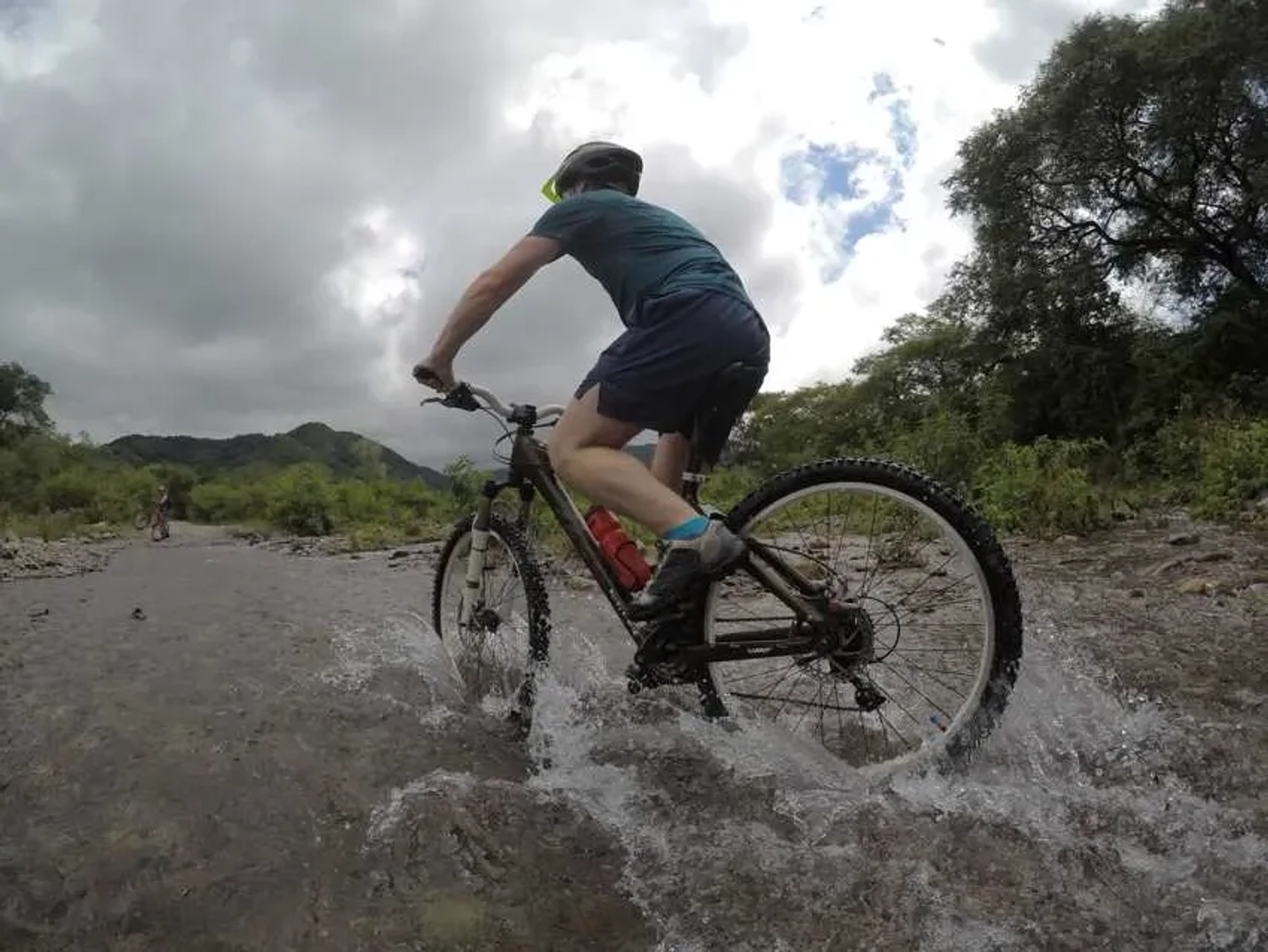 Aventura en Bicicleta por la Yunga de San Lorenzo