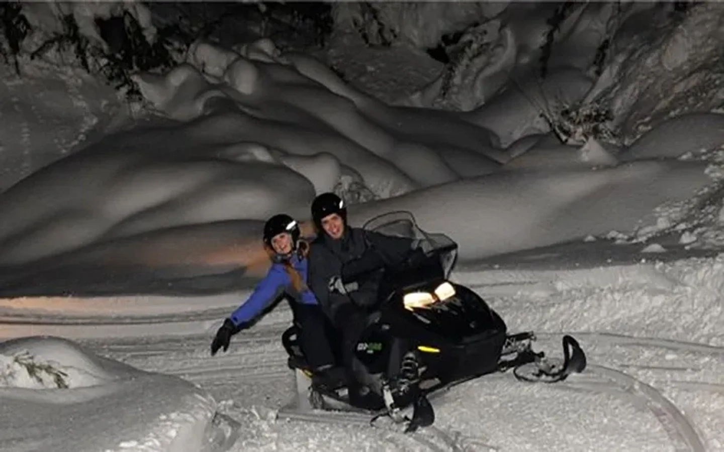 La Cueva Travesía Afterski en Moto de Nieve y Cena