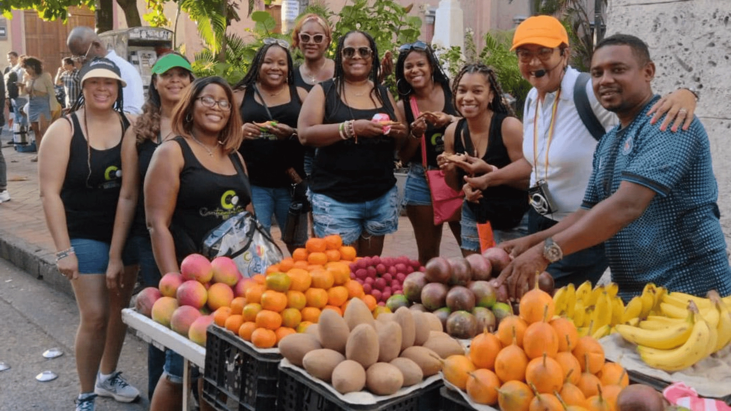 Tour de Comida Callejera en Cartagena con Guía Local