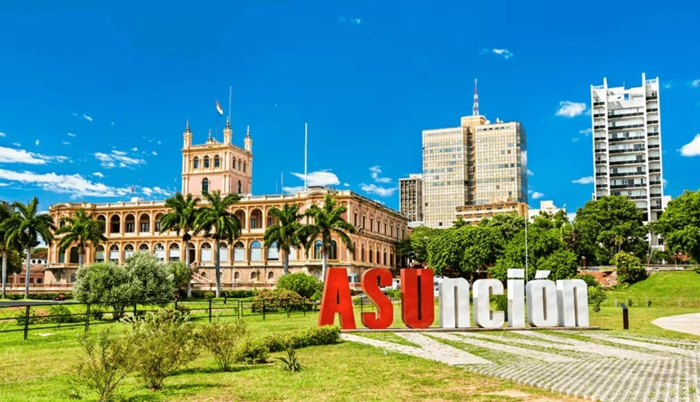 Esta sofisticada excursión, denominada Asunción que Enamora City Tour, te invita a descubrir la esencia y el encanto de la capital desde una perspectiva totalmente nueva y fascinante. La aventura comienza con la máxima comodidad cuando un exclusivo vehículo climatizado pasa a buscarte por tu hotel, dando inicio a un itinerario guiado por profesionales que te transportará a través del tiempo. Durante el trayecto, desafiarás tu capacidad de asombro al contemplar monumentos emblemáticos realzados por majestuosos juegos de luces; visitarás el Panteón Nacional de los Héroes con su digna iluminación, la histórica Casa de la Independencia donde se gestó la libertad de la nación, y la solemne Catedral Metropolitana. El recorrido arquitectónico incluye una parada fotográfica frente al Palacio de Gobierno o Palacio de López, un tesoro del patrimonio cultural cuya fachada neoclásica irradia un esplendor de cuento de hadas, y culmina con una misteriosa visita a la Antigua Estación de Ferrocarril, un sitio cargado de nostalgia donde conocerás las leyendas de la era dorada del transporte paraguayo. Para este desafío urbano, se sugiere a los participantes asistir con ropa elegante sport, calzado cómodo para los breves descensos y cámaras listas para capturar el paisaje nocturno antes del traslado de retorno seguro a tu hospedaje.