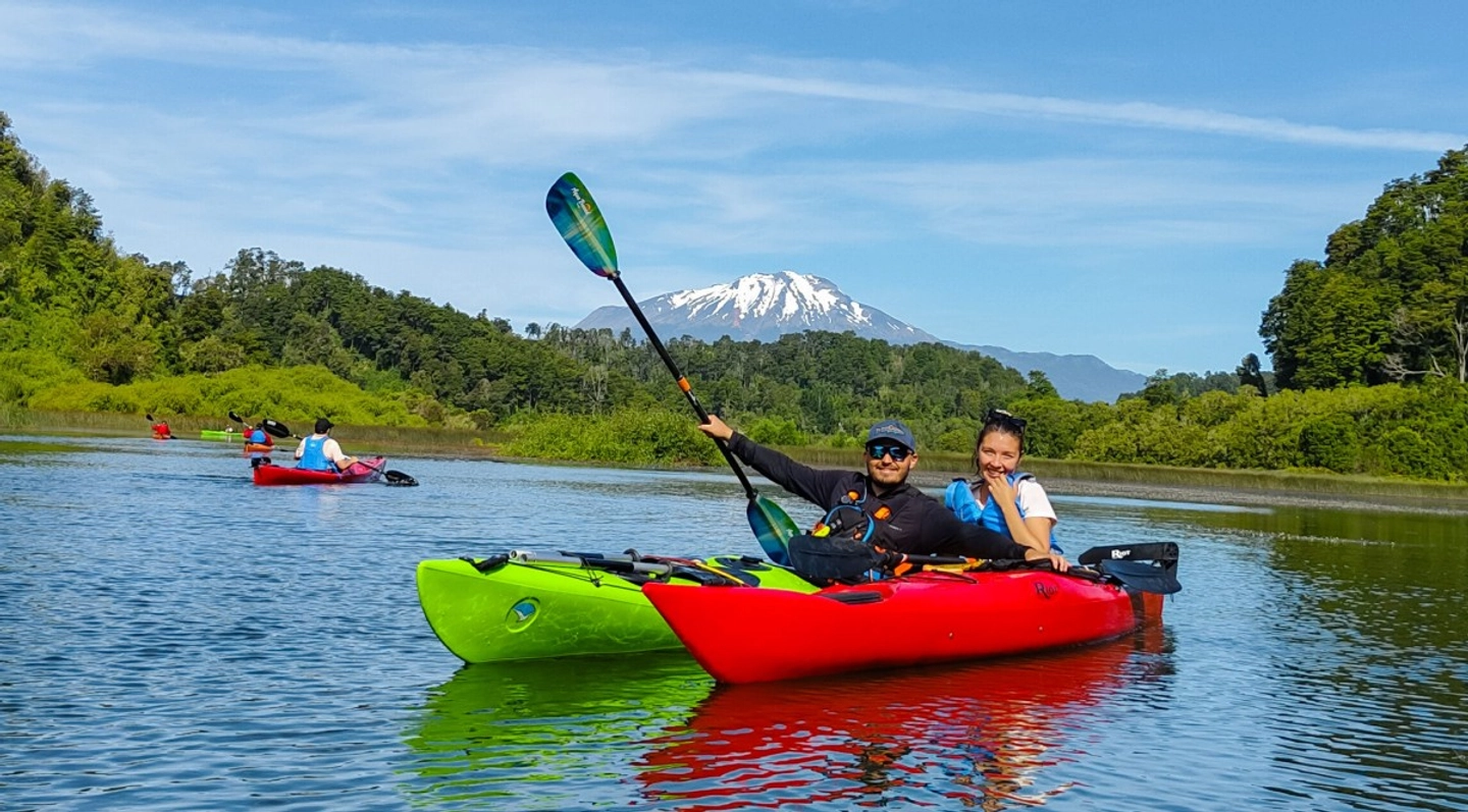 Kayak en las Lagunas de Llanquihue: Remando entre Bosques y Volcanes