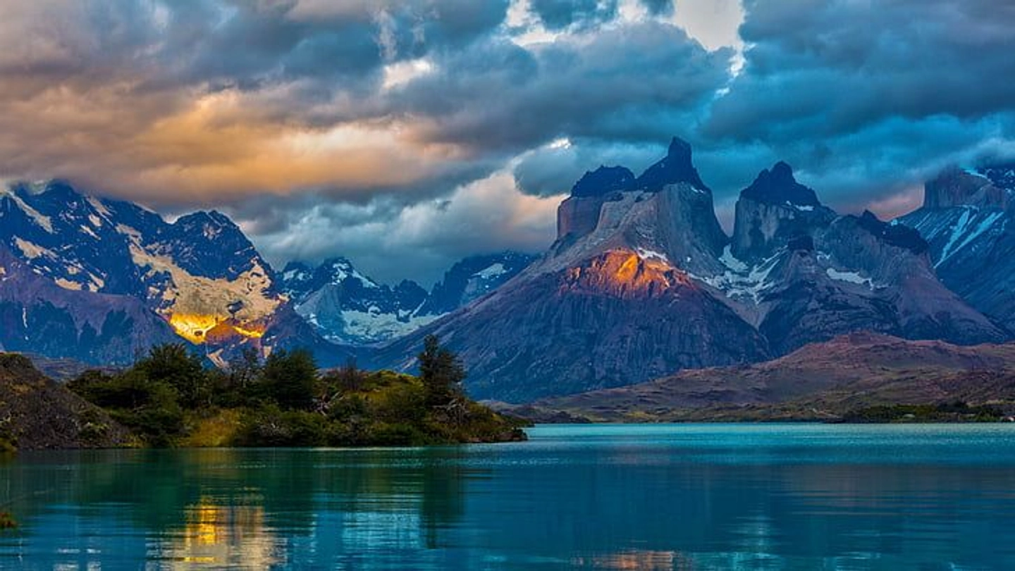 Esta exclusiva experiencia de día completo está diseñada para quienes desean explorar la mítica Patagonia Argentina con total comodidad y flexibilidad. Todo comienza con el traslado privado directamente desde tu hotel, donde abordarás un vehículo exclusivo acompañado por un guía bilingüe especializado, quien te compartirá fascinantes relatos sobre la historia local, la geografía y la fauna autóctona a lo largo del trayecto. El itinerario combina de manera perfecta la aventura y el descanso: visitarás la emblemática cascada Chorrillo del Salto mediante una caminata corta de baja dificultad física, ideal para contemplar el paisaje y capturar fotografías increíbles sin grandes exigencias. Además, tendrás tiempo libre para recorrer a tu propio ritmo las encantadoras calles de El Chaltén, mundialmente conocida por sus imponentes vistas montañosas. Para disfrutar plenamente de esta jornada al aire libre, se sugiere asistir con calzado cómodo para caminatas y ropa abrigada vestida en capas, ideal para adaptarse al cambiante clima patagónico. Al concluir este día lleno de postales inolvidables, el servicio privado te dejará de regreso de forma segura y confortable en las puertas de tu alojamiento.