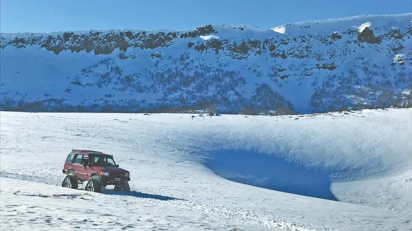 Experiencia Copahue en vehículo 4x4 y trineos