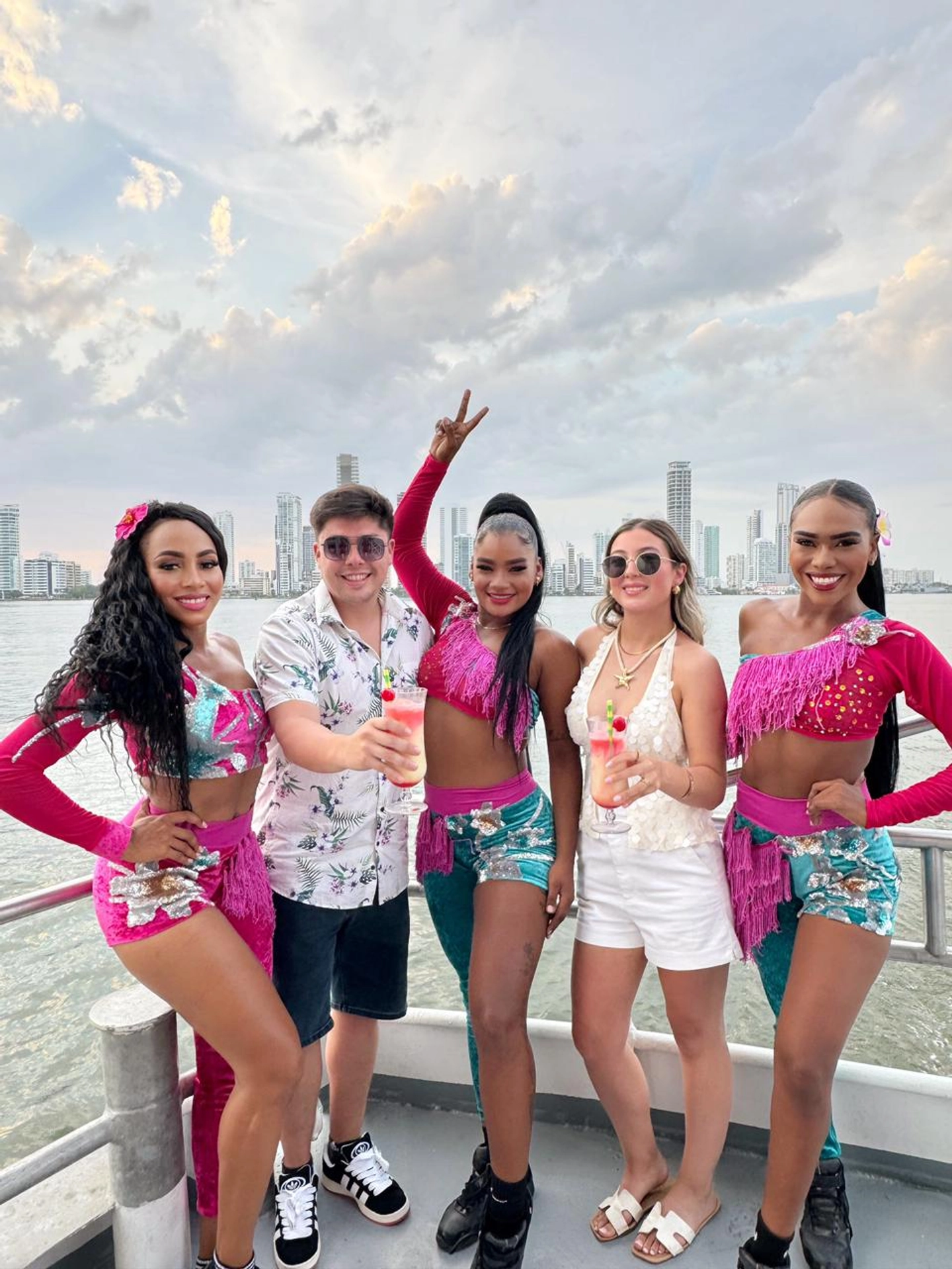 Cartagena: Tour bahía con barra libre y show de baile