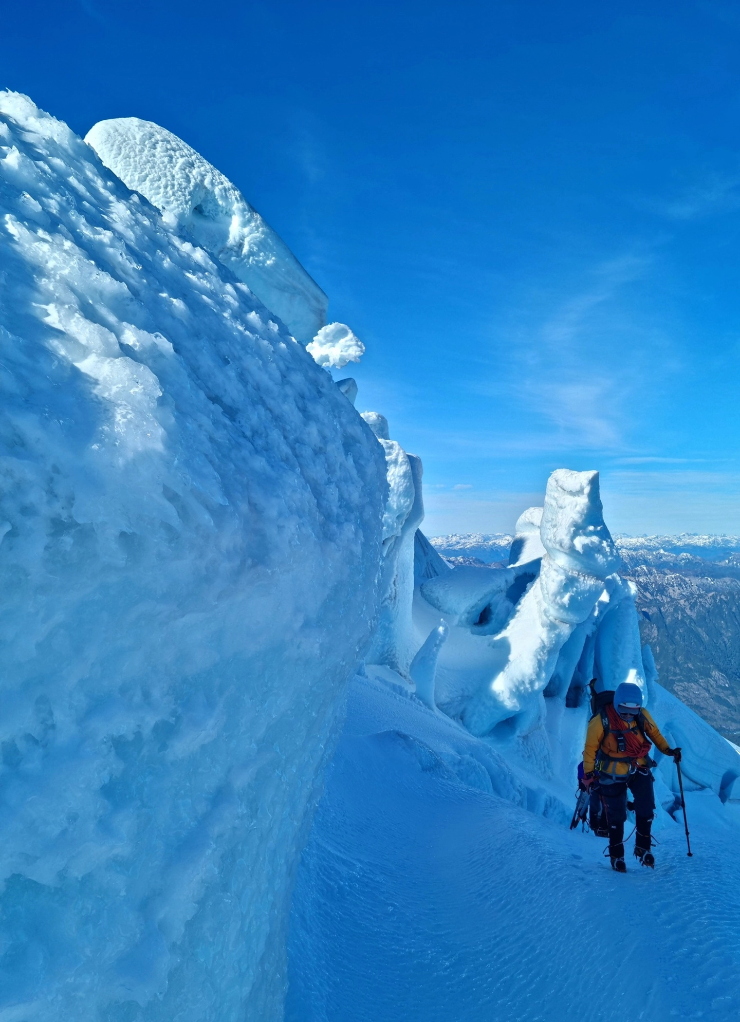 Aventura en el Volcán Osorno: Trekking hacia el Glaciar y sus Formaciones de Hielo