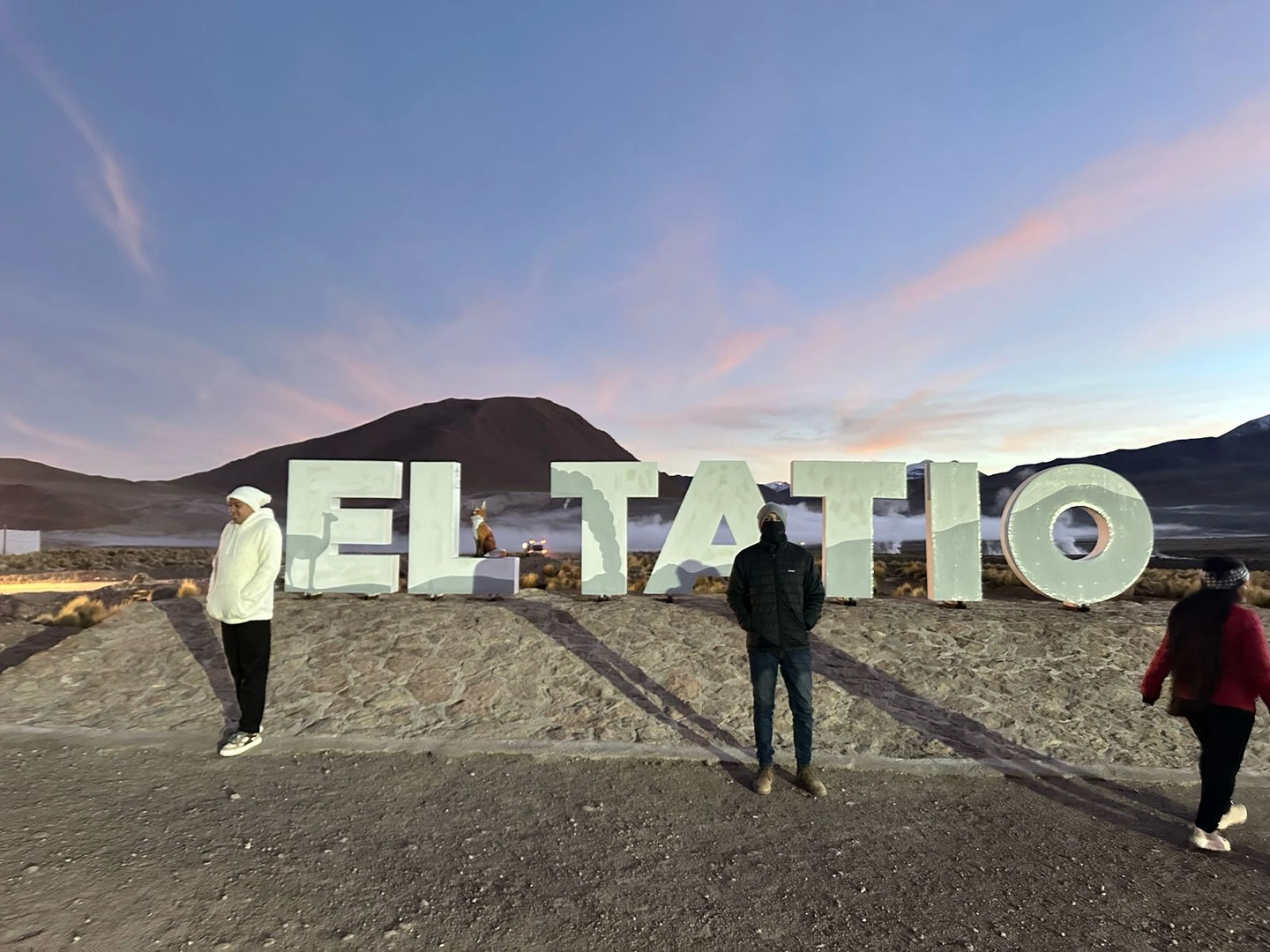 Amanecer en los Geysers del Tatio: Un viaje al corazón del altiplano chileno